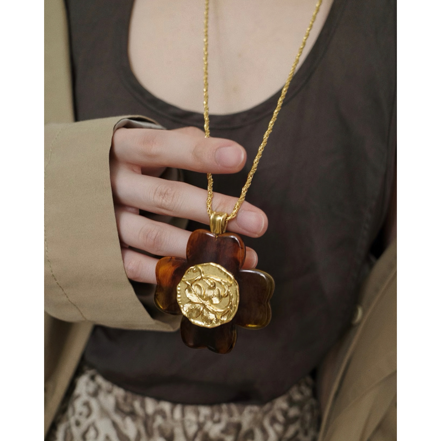 秋冬吴昕同款琥珀色护身符系列四叶草复古金币树脂吊坠长款项链