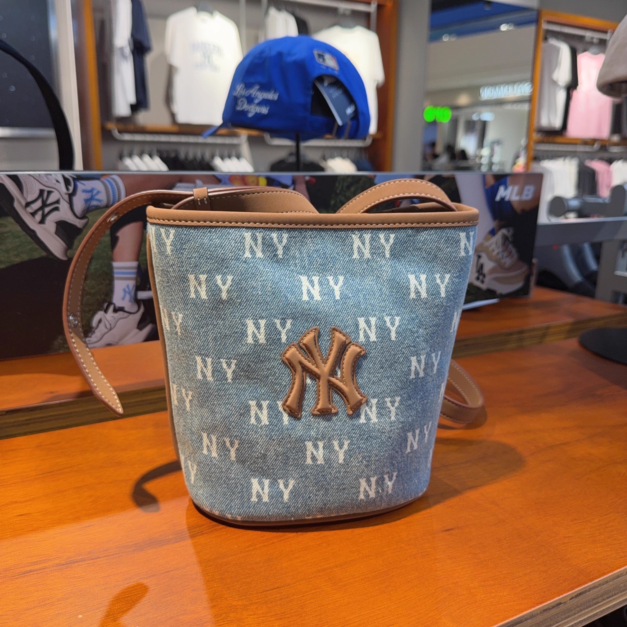 MLB 秋季男女款复古满标老花可调节斜挎包单肩包水桶包3ABMMV55N