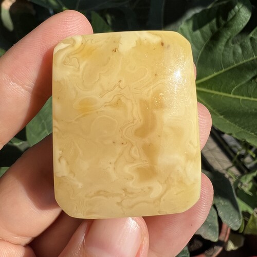 俄料鸡油黄白花蜜无事牌纹路层层缠绕 有棕色花粉点天然琥珀蜜蜡