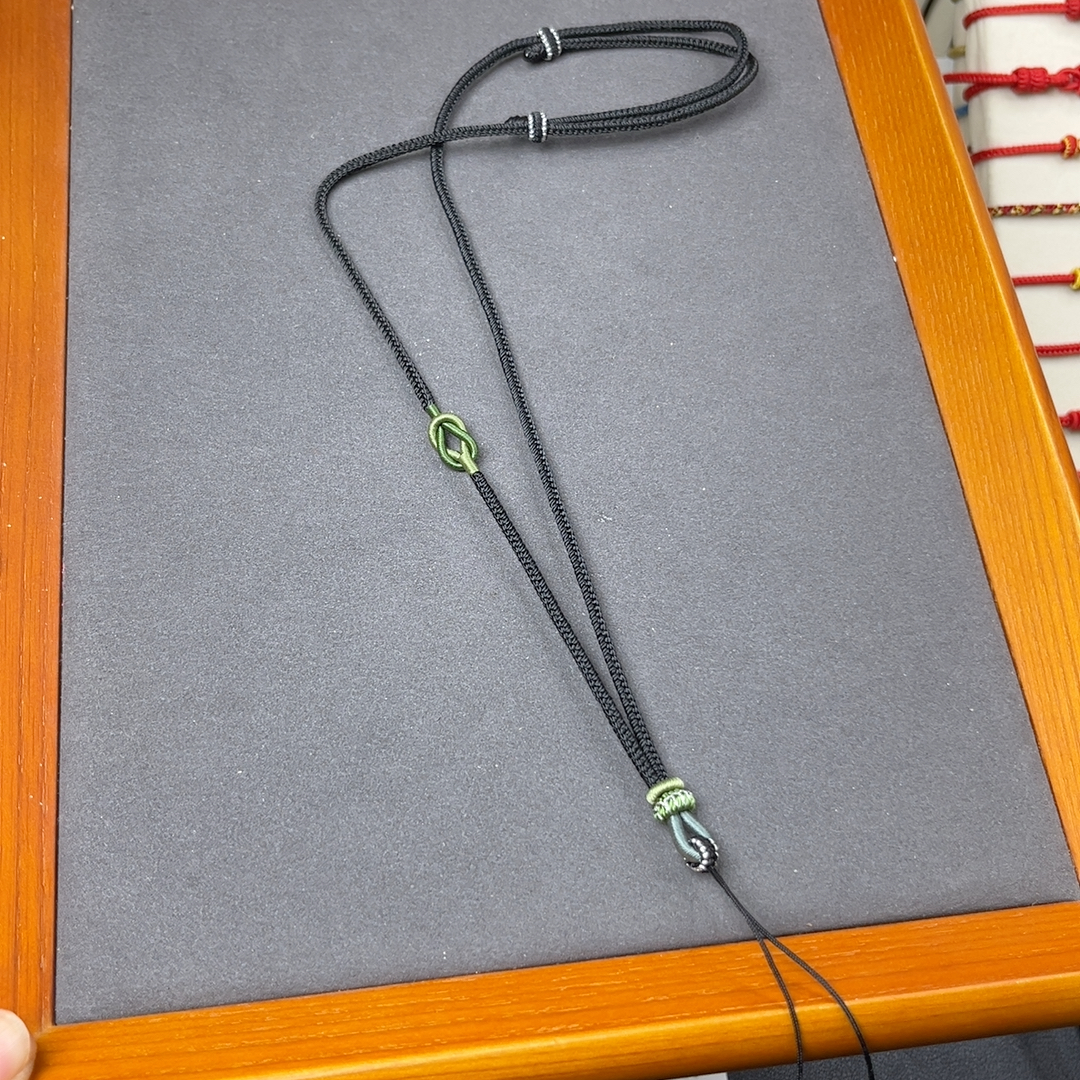 项链绳长约70厘米，粗约2.5㎜