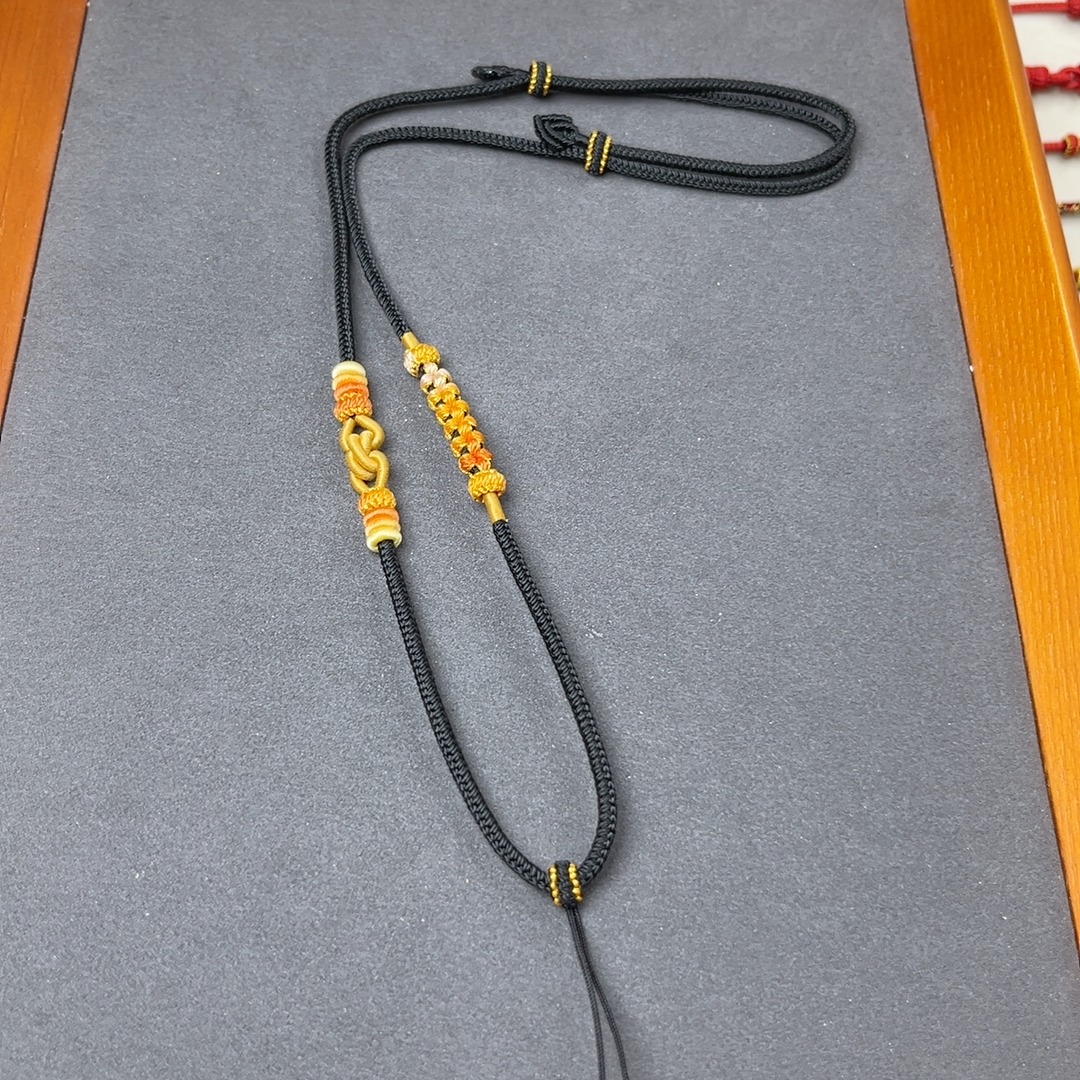 项链绳长约70厘米，粗约2.8㎜