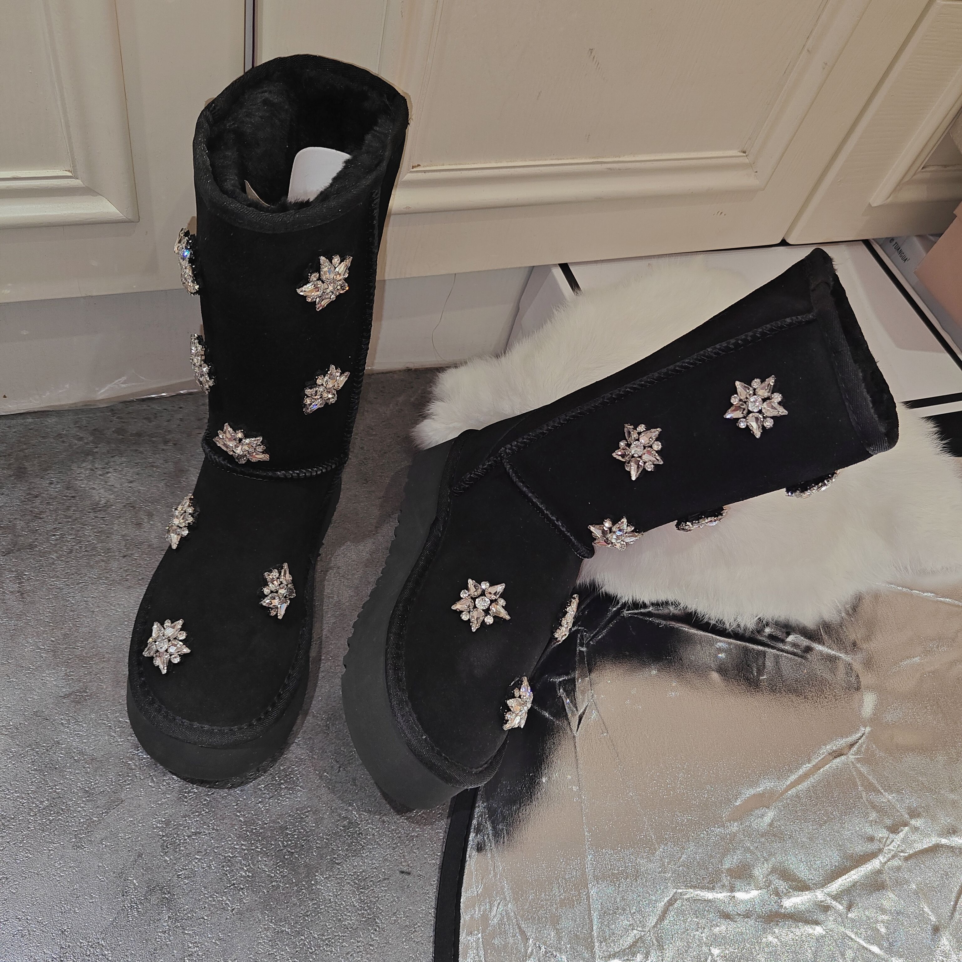 2025新款女雪地靴真皮厚底欧洲站短靴加绒带钻星星棉鞋翻毛皮冬女