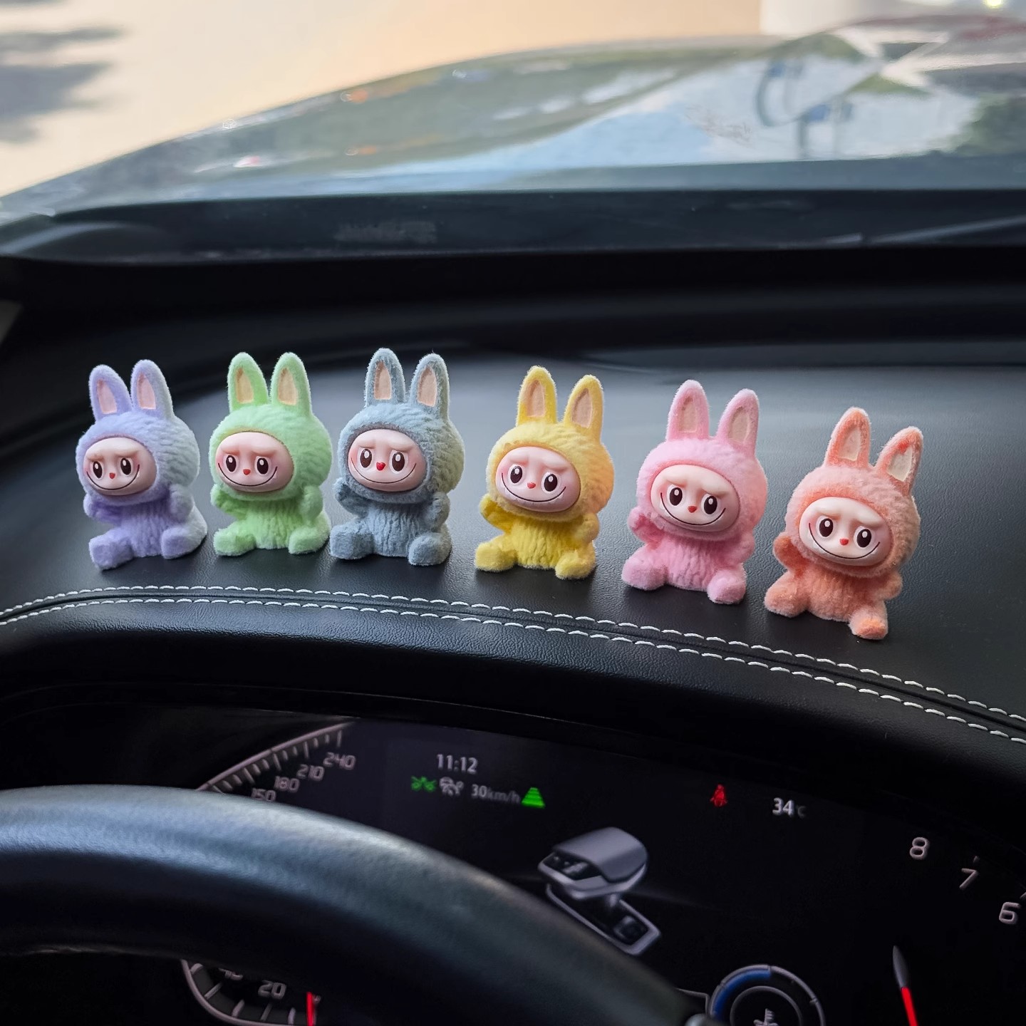 labubu汽车显示屏摆件中控台车载电脑电视卡通瑜伽拉布布内饰用品
