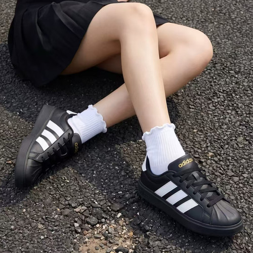 阿迪达斯贝壳头低帮女板鞋黑白
