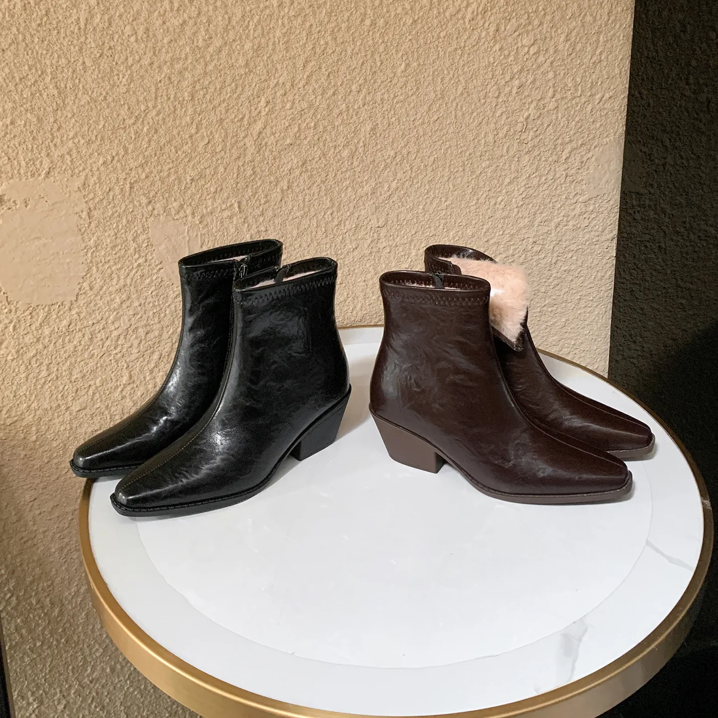 尖头切尔西靴女2025新款秋冬保暖加厚绒法式小短靴粗跟复古瘦瘦靴