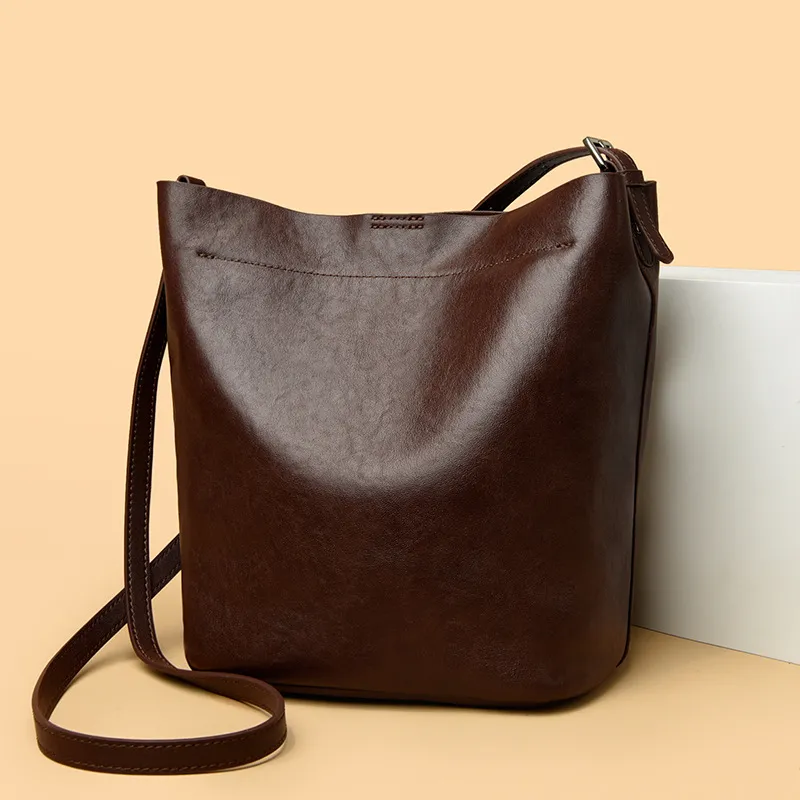 植鞣头层牛皮水桶包包2025新款真皮高级感单肩斜挎女包休闲腋下包