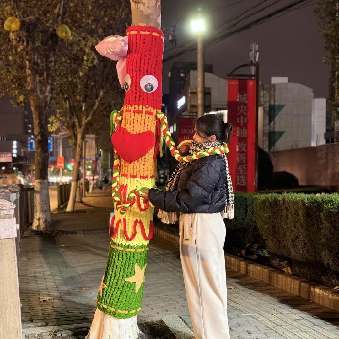 毛衣树冬季树木装饰缠绕穿衣毛线树新年元旦公园创意布置大树毛衣