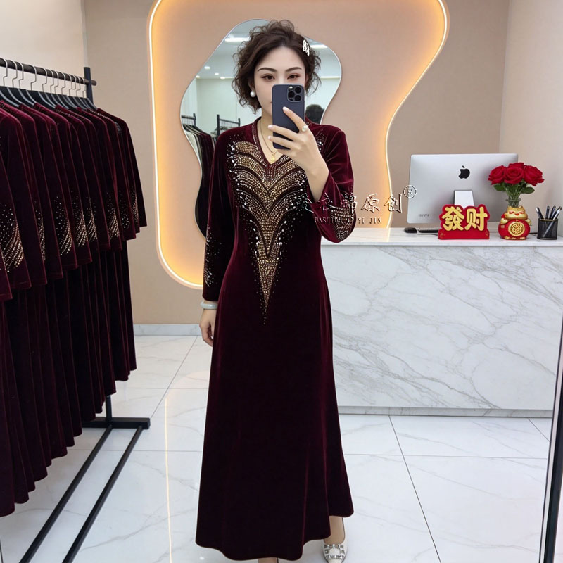 优雅丝绒烫钻V领收腰显瘦妈妈装