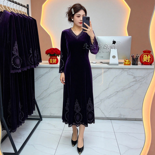 丝绒连衣裙女长袖V领刺绣气质中老年时尚妈妈装贵夫人长裙
