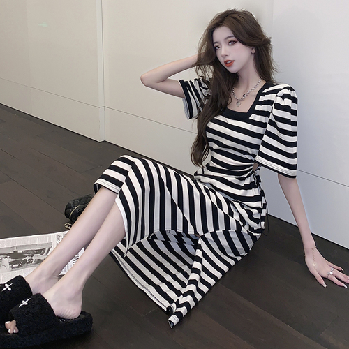 Real shot of the new summer design of the European station, striped contrast color, open waist, forked square neck dress, lazy