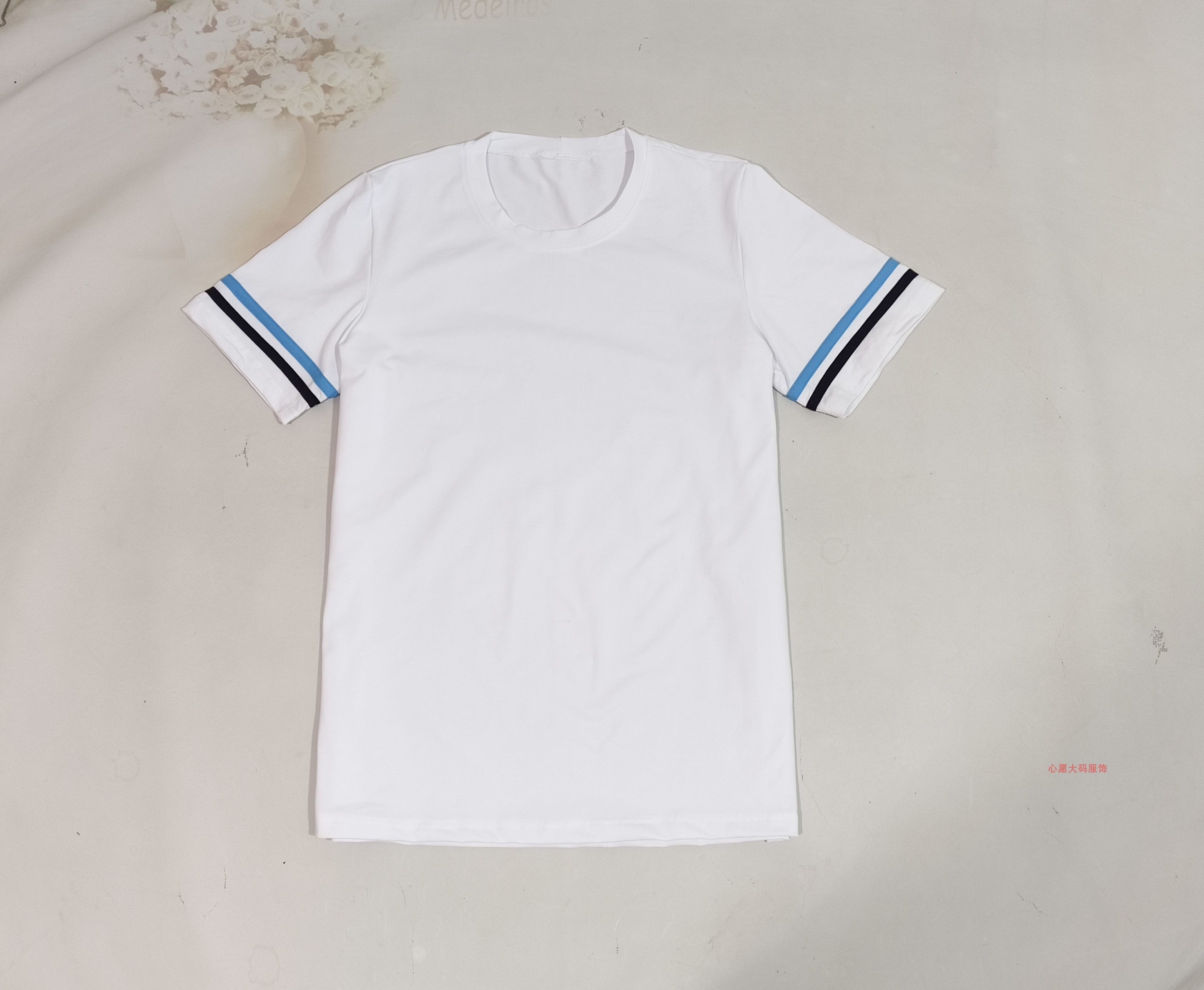 纯白色圆领男女学生同款校服短袖仿制袖口天蓝藏蓝色条纹