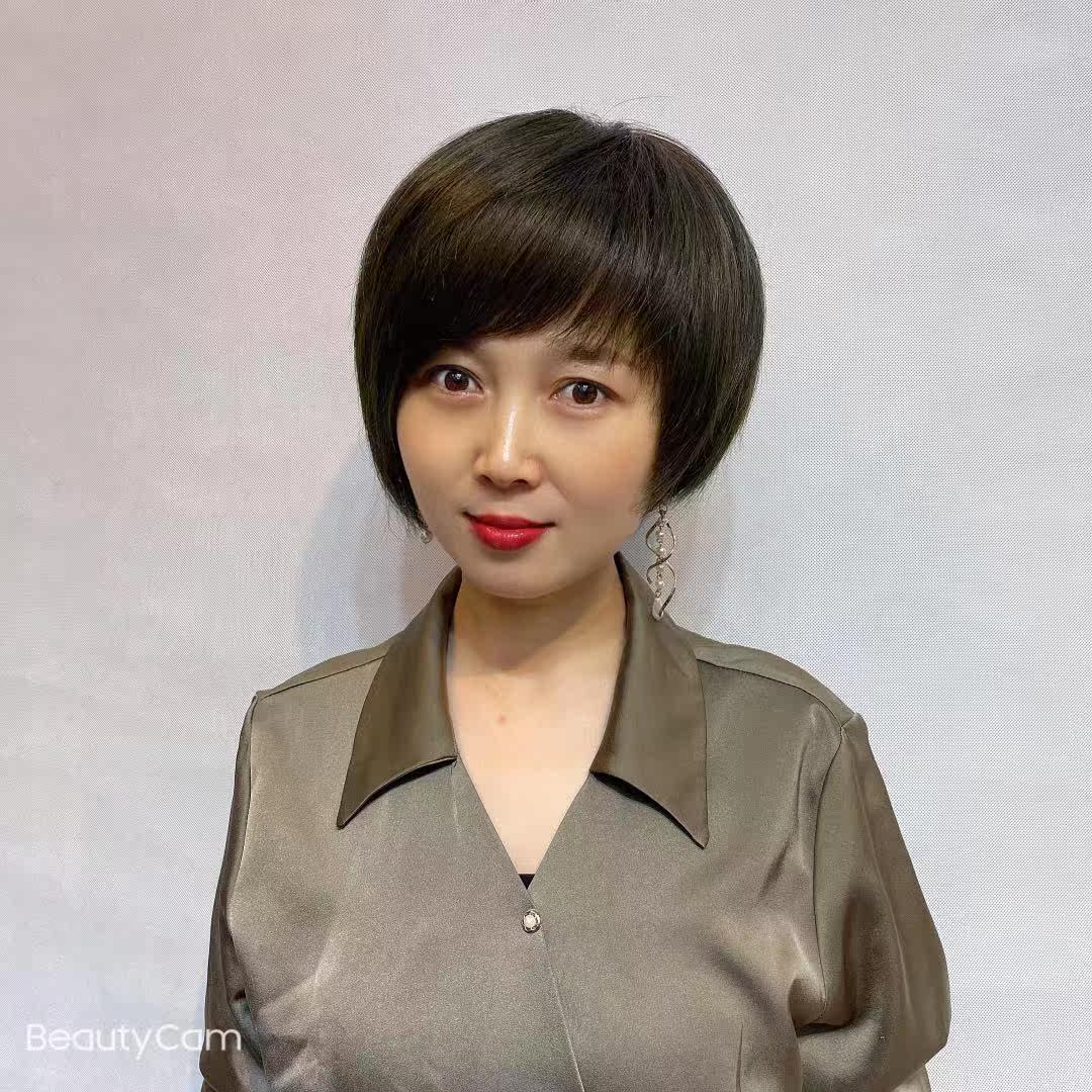 スタイリッシュな全真女性のウィッグの髪のカバー女性は白髪の髪型を隠して年齢を減らして斜めの前髪のショートヘアの手で編んだ頭のカバーを編みます