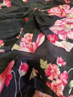 面布料宽1.13米 桑蚕丝绸黑底红牡丹印花真丝双皱上衣裙子制衣服装