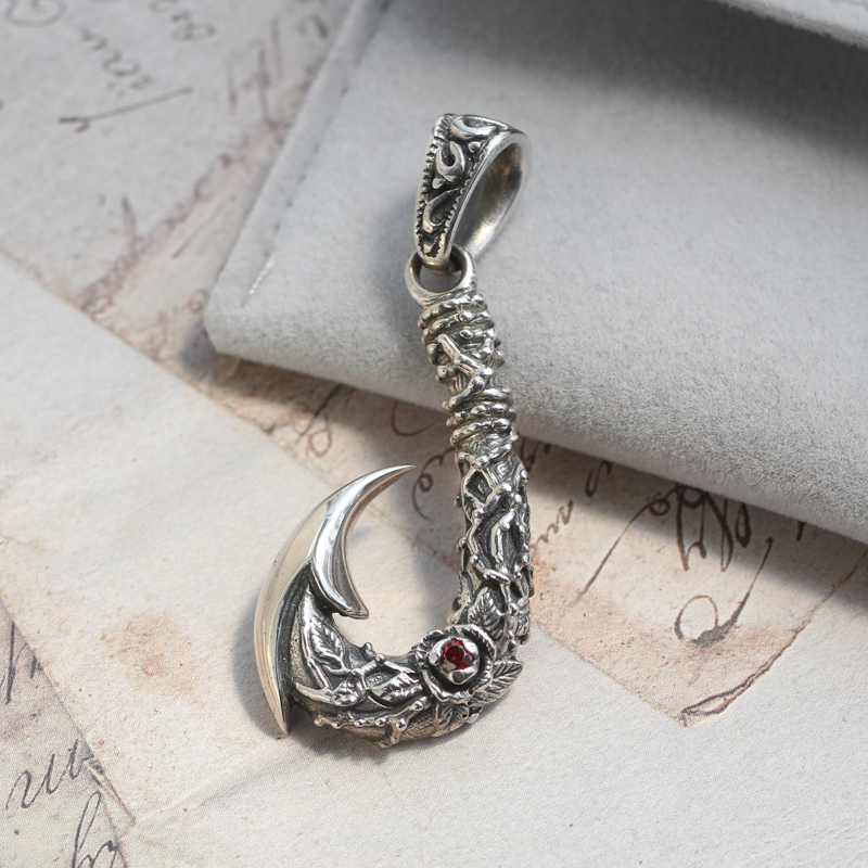 进口款男女通用款镶嵌镰刀吊坠