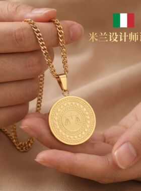 米兰【设计师】新款欧美嘻哈金色钛钢吊坠天秤座潮男项链街舞项链