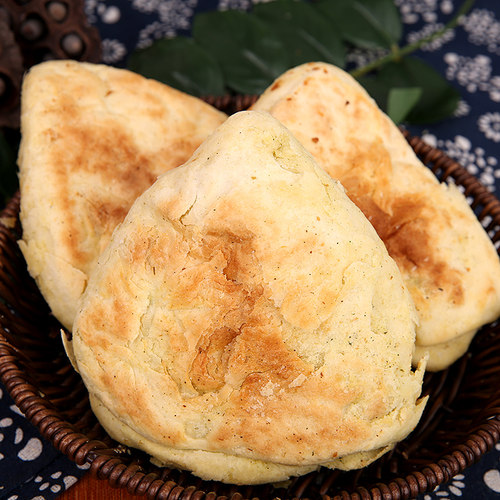 呼市宽巷子杨老大香豆味咸焙子三角焙子炭火锅盔月饼干货厚烤馍
