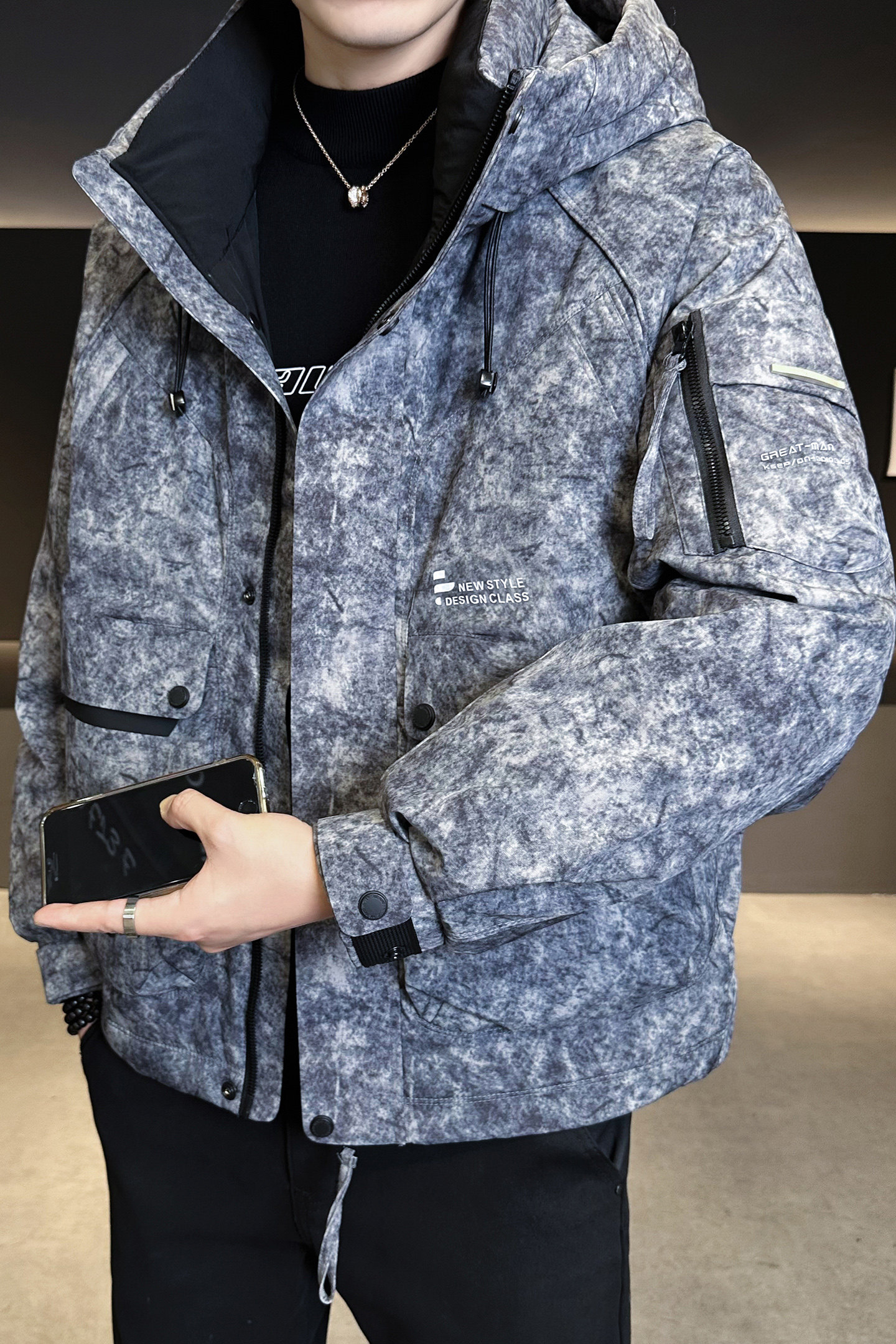 2025年冬男微宽松迷彩连帽标50羽绒服A230-0519-P218（控318）,男装羽绒服,电商A230
