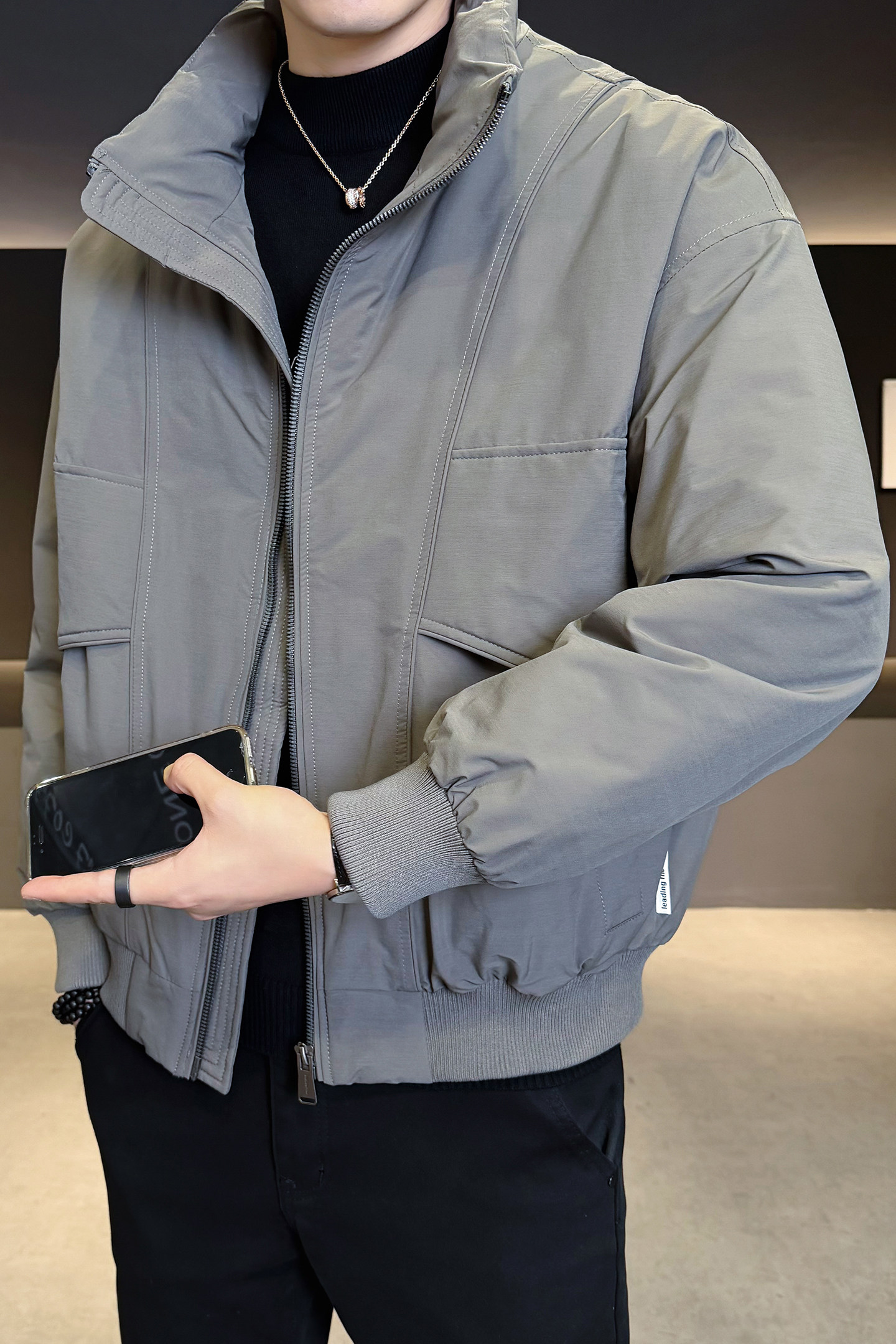 2025年冬男微宽松立领标90工装式羽绒服A230-95710-P220(控320),男装羽绒服,电商A230