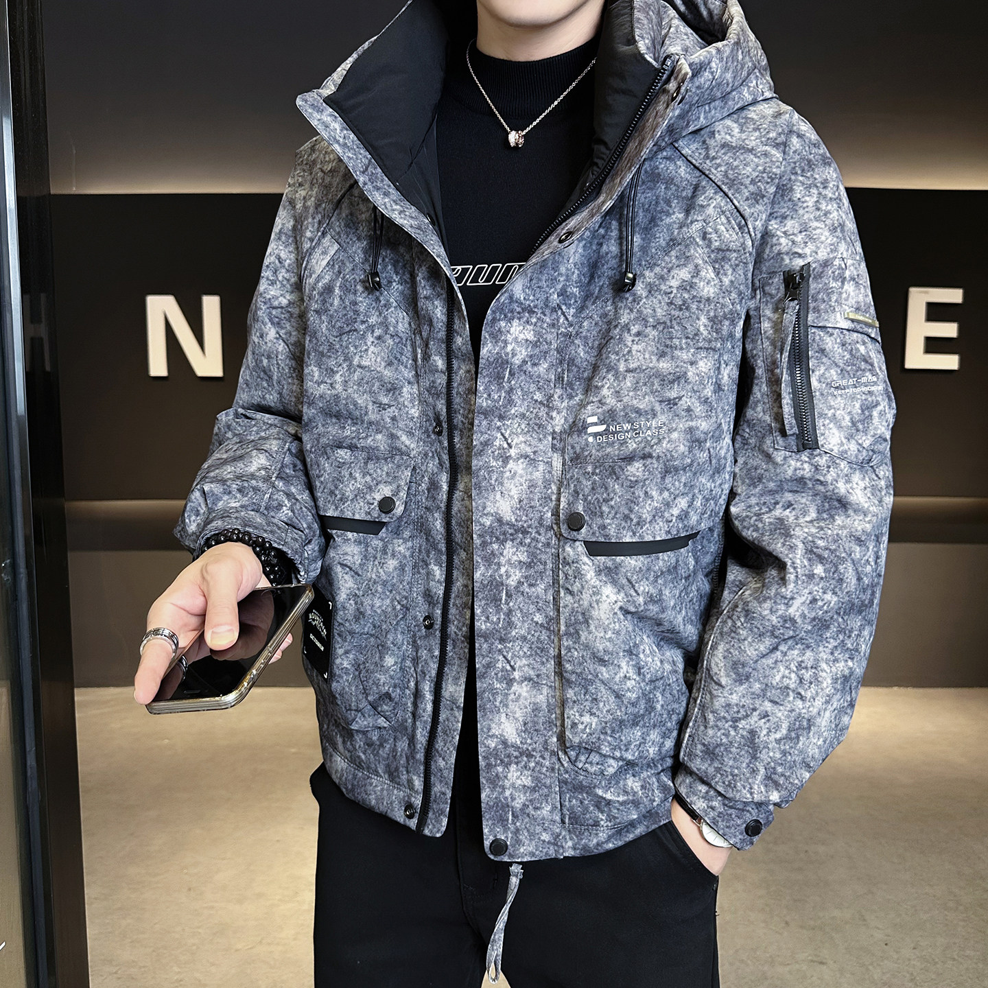 2025年冬男微宽松迷彩连帽标50羽绒服A230-0519-P218（控318）,男装羽绒服,电商A230