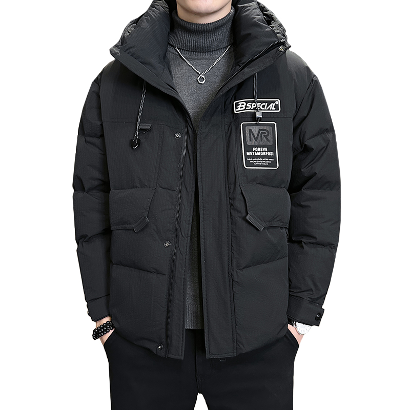 2025冬主推男微宽松中长版贴标连帽羽绒服A230-9076-P238(控338），男装羽绒服，电商A230