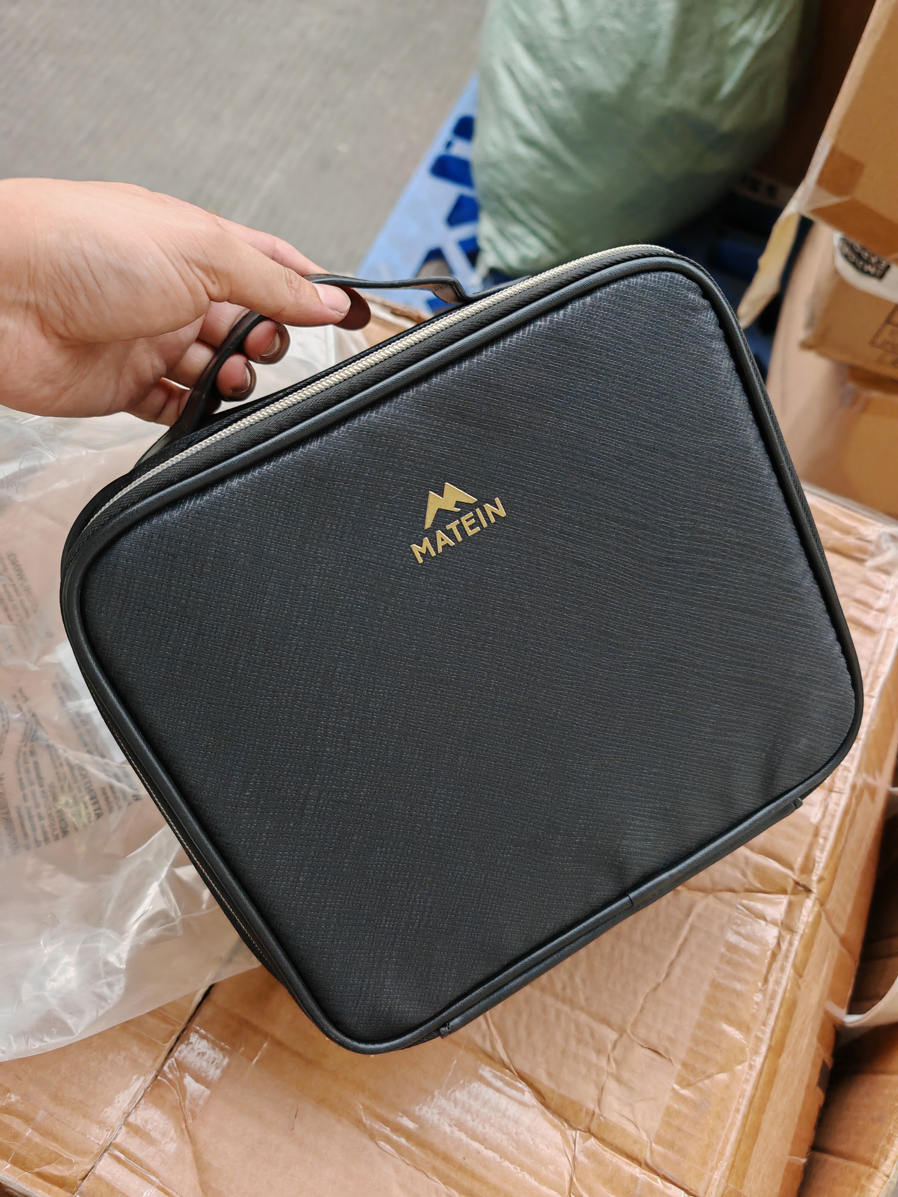 现货库存不多 品牌高质量手提化妆箱 黑色防水pu大容量双层收纳箱