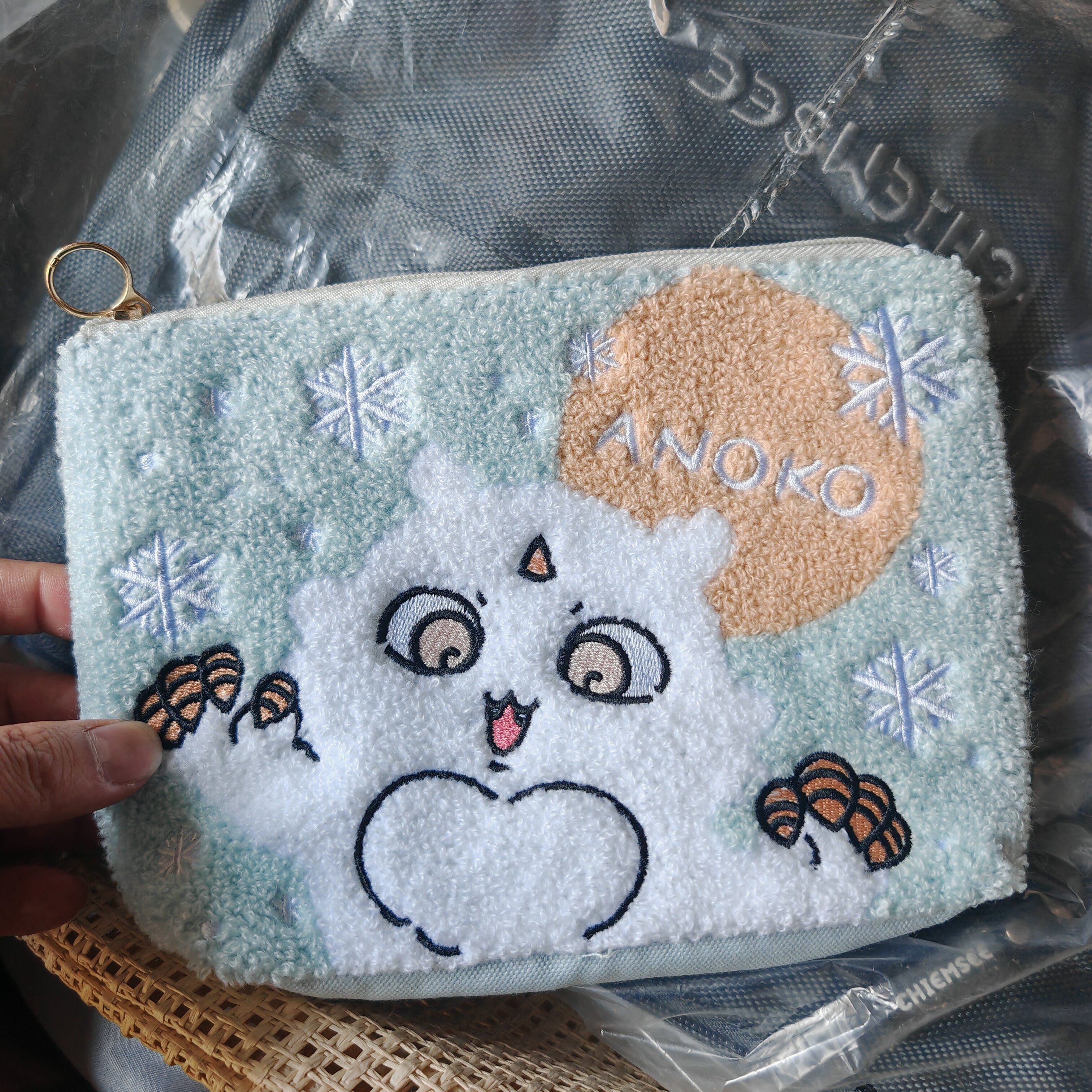 日单一番赏Chika哇ANOKO那孩子雪人毛绒收纳包可爱刺绣化妆包笔袋