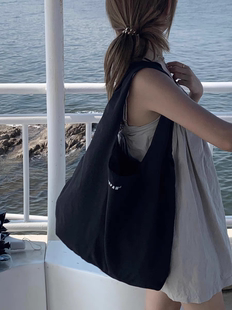 韩版 速干大容量购物袋帆布包月牙手提托特包 ins简约单肩包女秋季