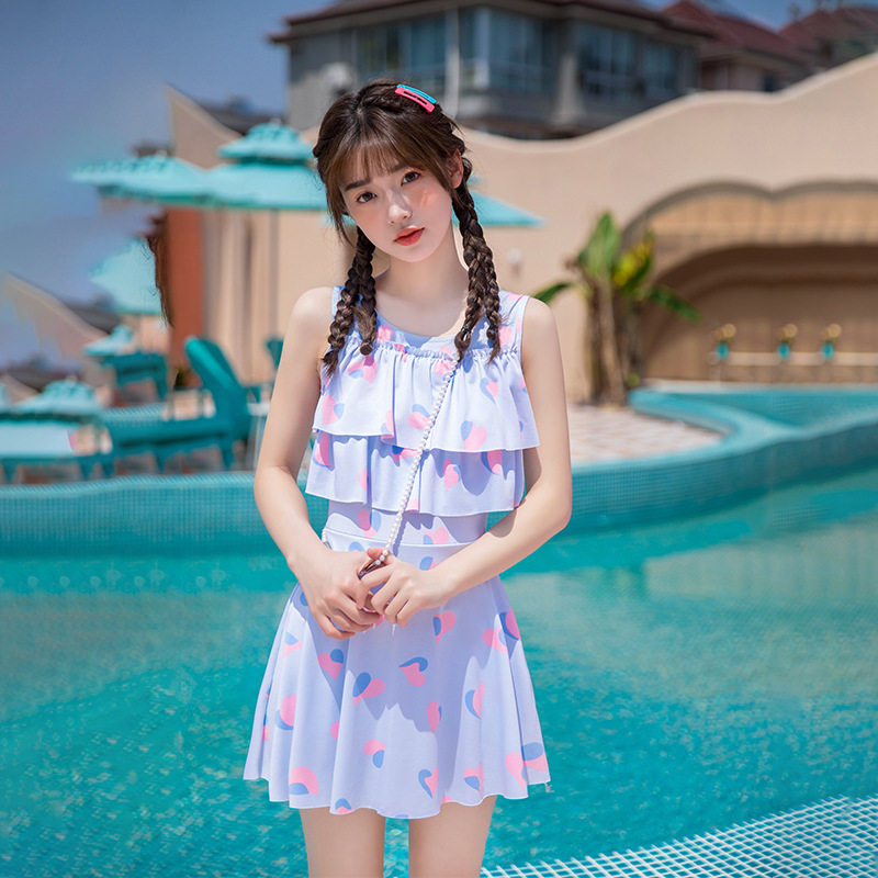 女孩初中生青春期少女游泳衣