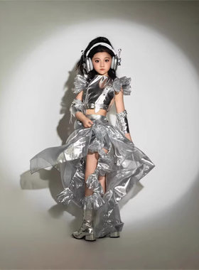 女童赛博朋克银色科幻风走秀潮服