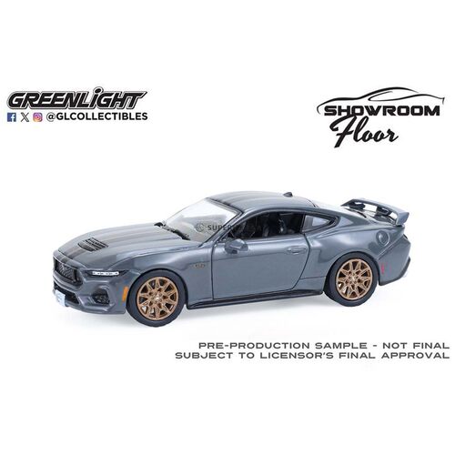绿光 1:64 2024福特野马GT暗物质灰涂装带赛车条纹青铜外观68070B