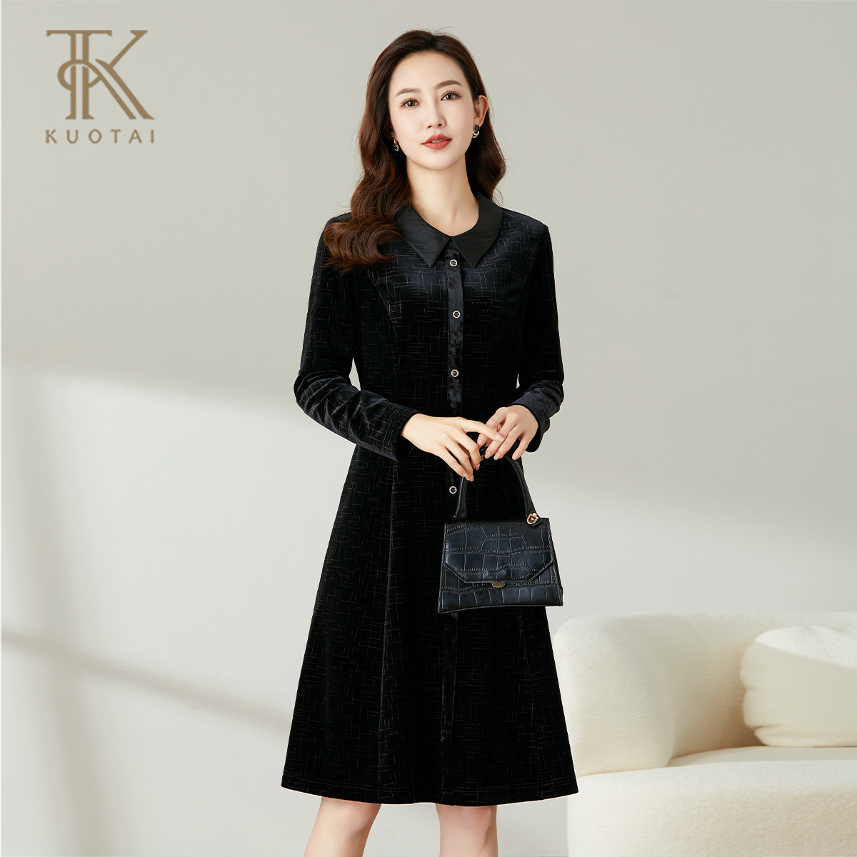 阔太2024秋冬新款气质翻领高端洋气金丝绒黑色大码显瘦连衣裙女士