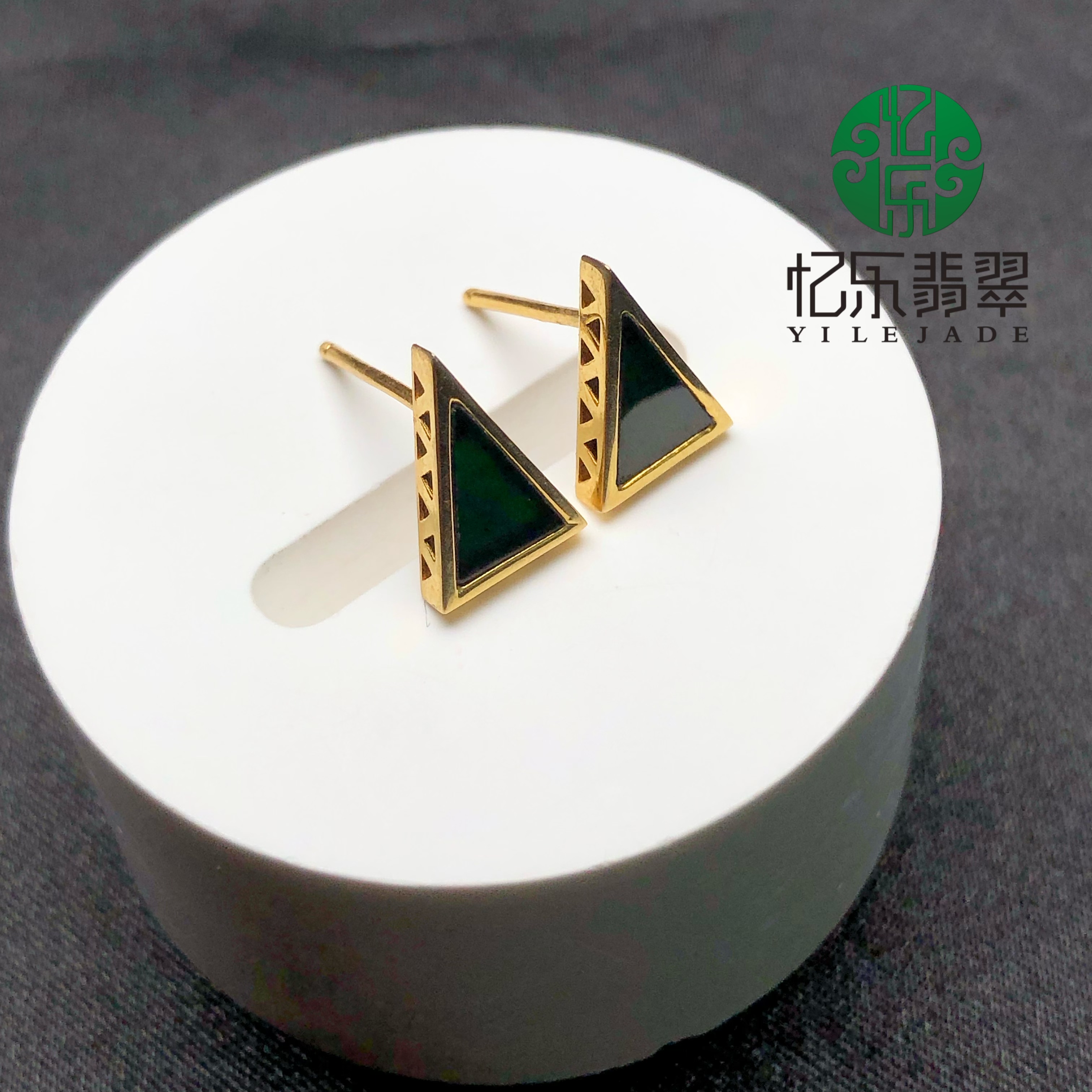 缅甸天然A货翡翠墨翠耳钉高品质墨翠三角形耳钉18k黄金镶嵌耳钉