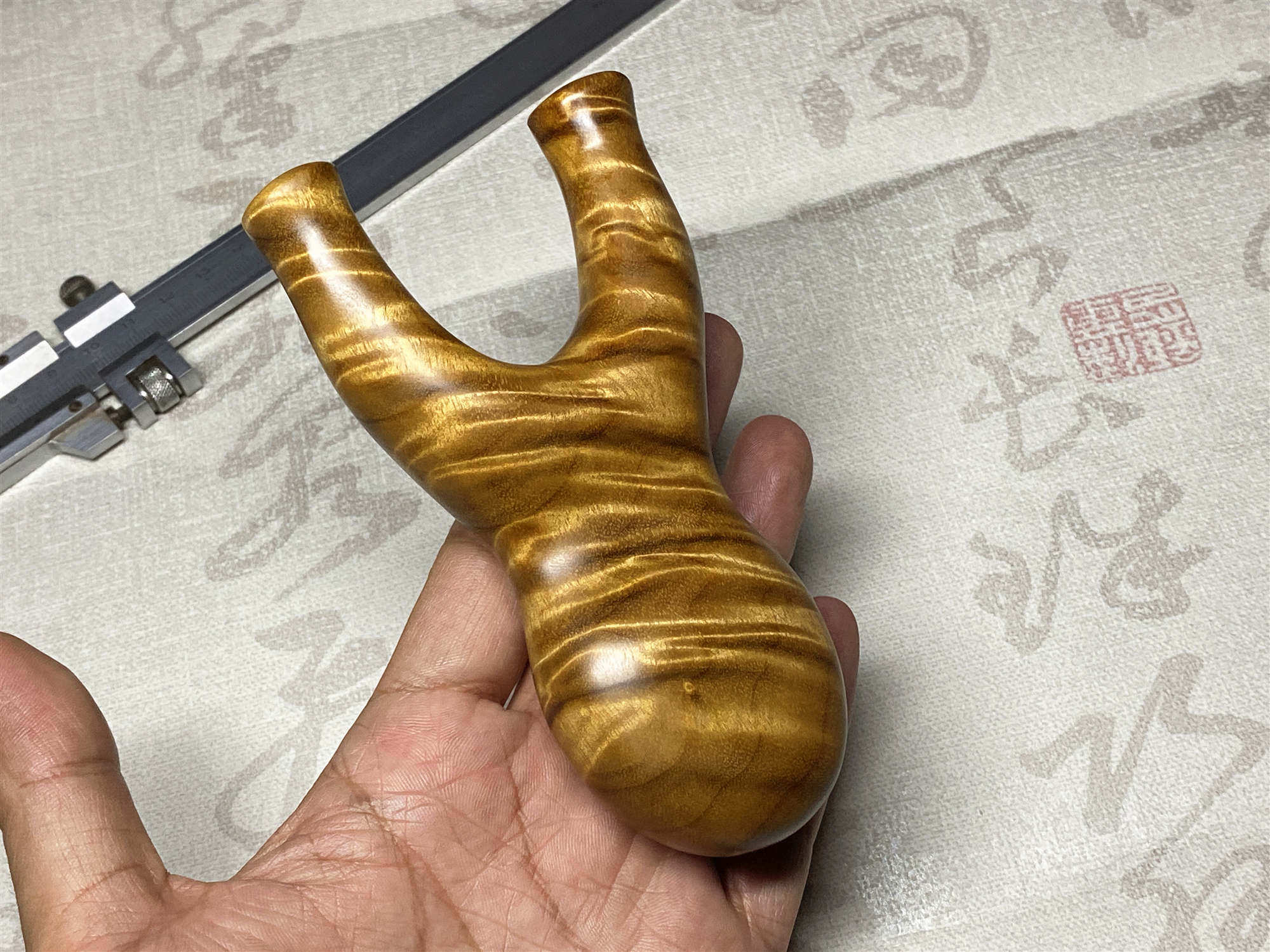 纯天然金丝楠木老料手把件户外整木实木弹弓雕刻崖柏扁皮弓配饰