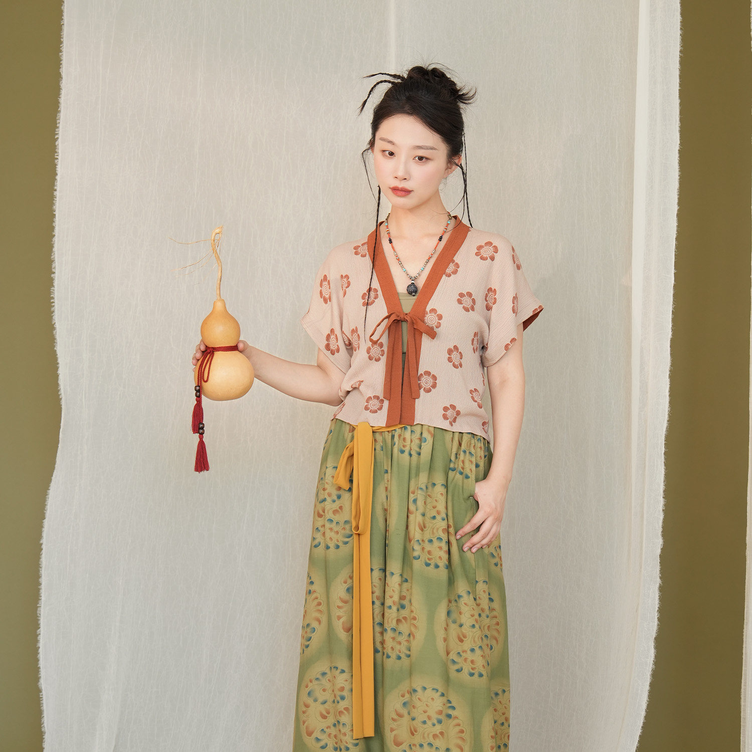 谜阿凰花临吴女背子唐制小花半臂图片