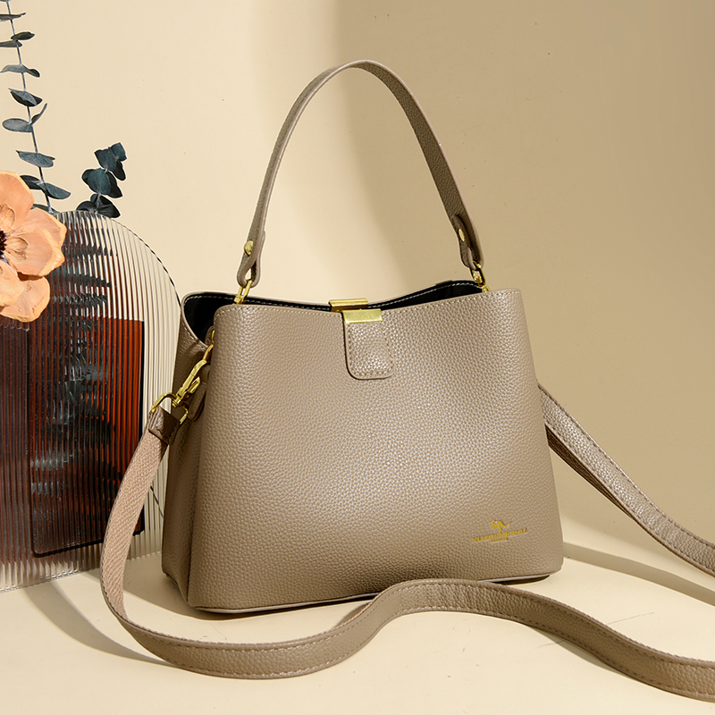 真皮包女2025新款潮高级感水桶包