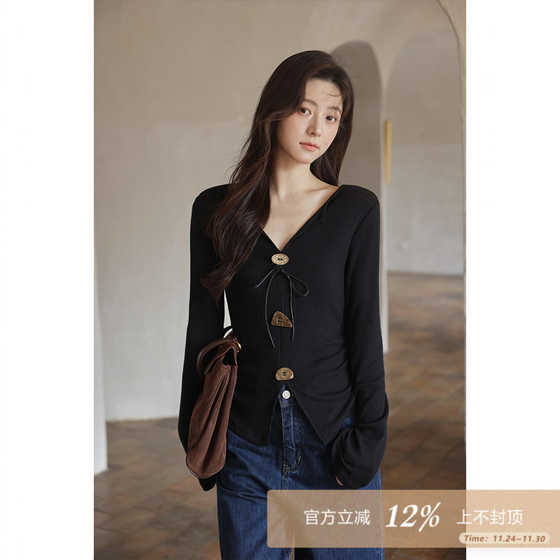 夕蒙2025新款秋季超好看独特漂亮上衣小个子修身小众黑色v领t恤