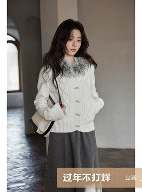 夕蒙2025新款冬季韩系气质上衣软糯小个子绝美牛角扣白色毛领毛衣