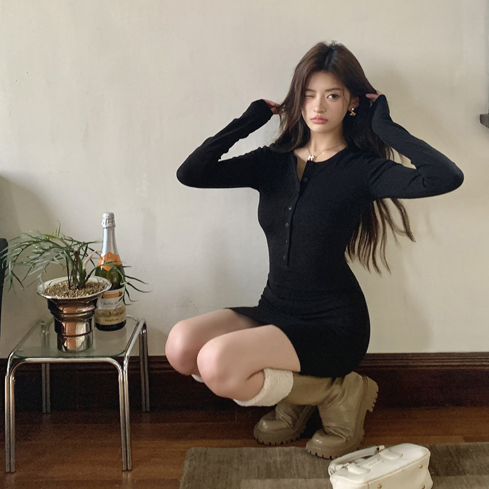 实拍2026春装新款设计感排扣长袖修身连衣裙女打底显瘦短裙包臀裙