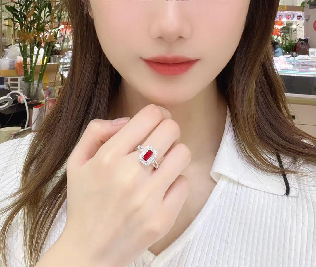 1.03克拉缅甸鸽血红天然红宝石戒指女 18K金镶嵌钻石现货