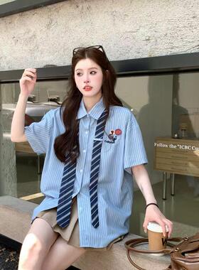 复古学院风蓝色条纹短袖衬衫女装夏季新款别致设计感小众领带上衣