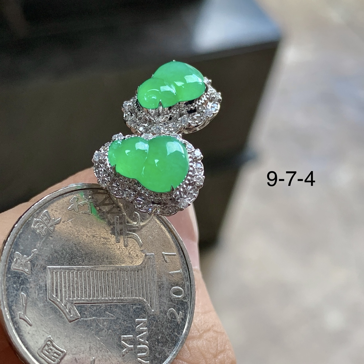 翡翠冰种阳绿葫芦耳钉 18k金镶嵌