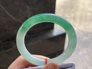 翡翠阳绿色圆条手镯 圈口56