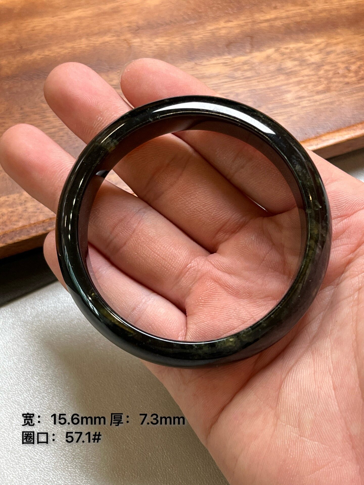 缅甸墨翠洒金手镯 打灯通透 油性十足