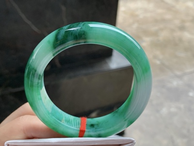 翡翠阳绿色手镯 颜色鲜艳浓郁 圈口55