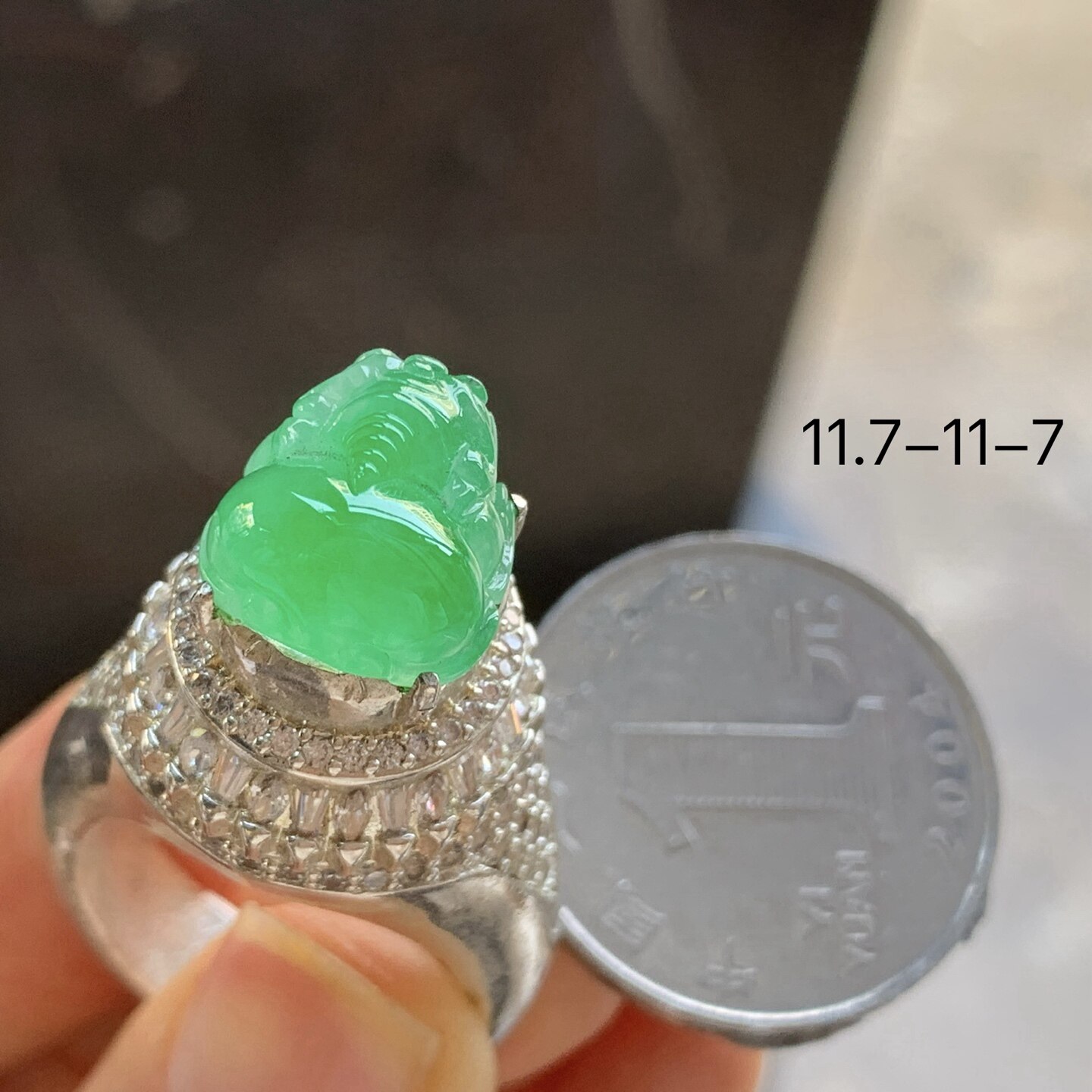 翡翠冰种阳绿色貔貅戒面