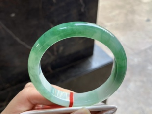 翡翠阳绿辣绿色手镯 圈口58
