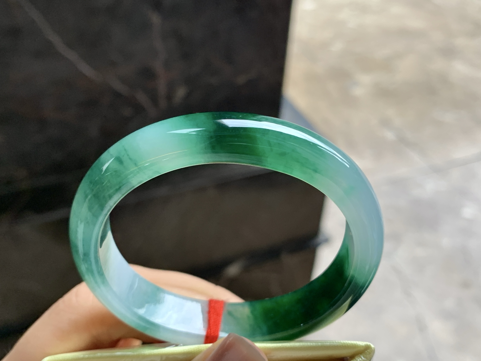 翡翠辣绿色贵妃手镯 圈口54 相当于正圈52 51
