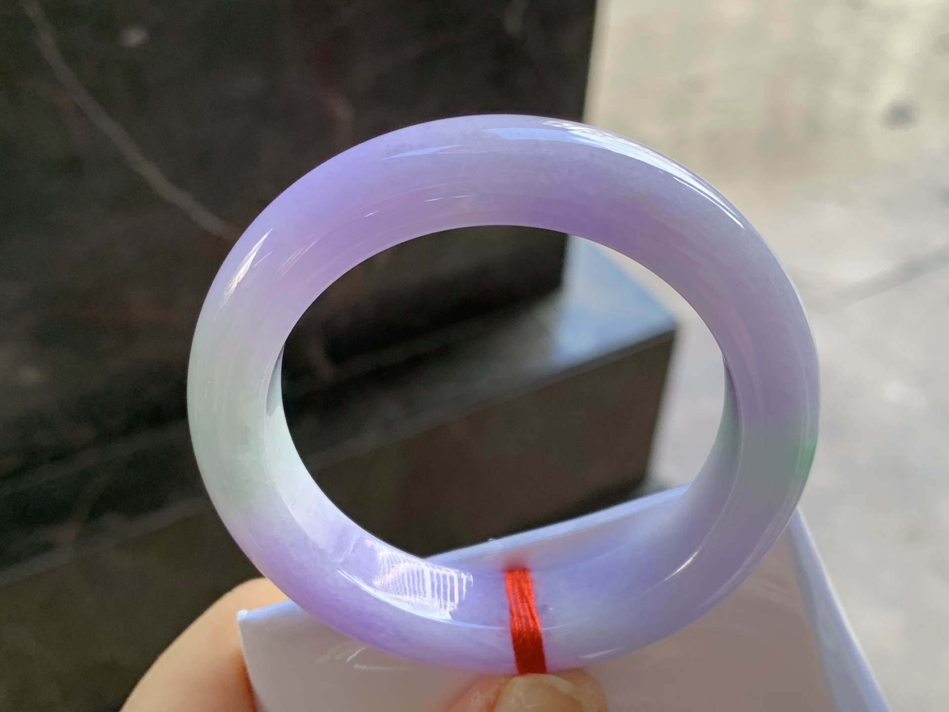 天然翡翠春带彩手镯,底子细腻干净,颜色浓郁漂亮 圈口50 51