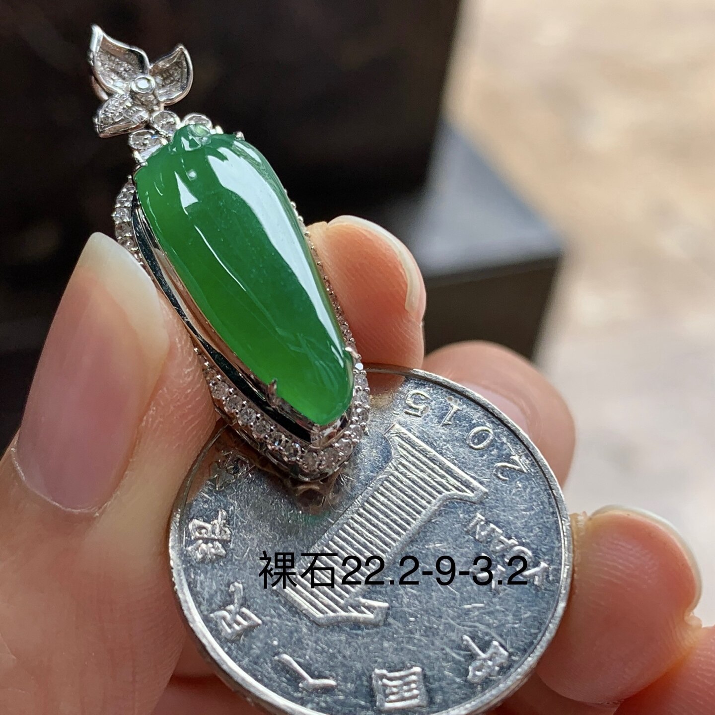 翡翠阳绿辣绿色福瓜 颜色鲜艳 18k金钻镶嵌