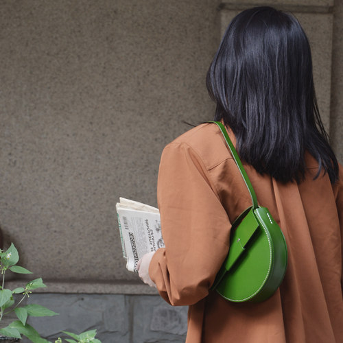 简约棕色手机包系列2023新款姜黄色复古半圆女单肩斜挎翻盖半月包 - 封面
